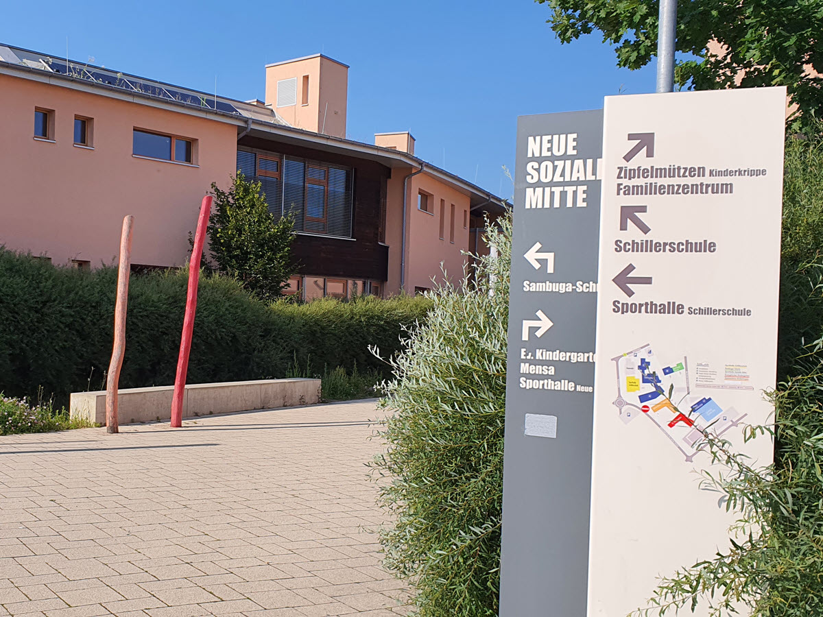 Wegweiser an der Neuen Sozialen Mitte | Foto: Dr. Clemens Kriesel