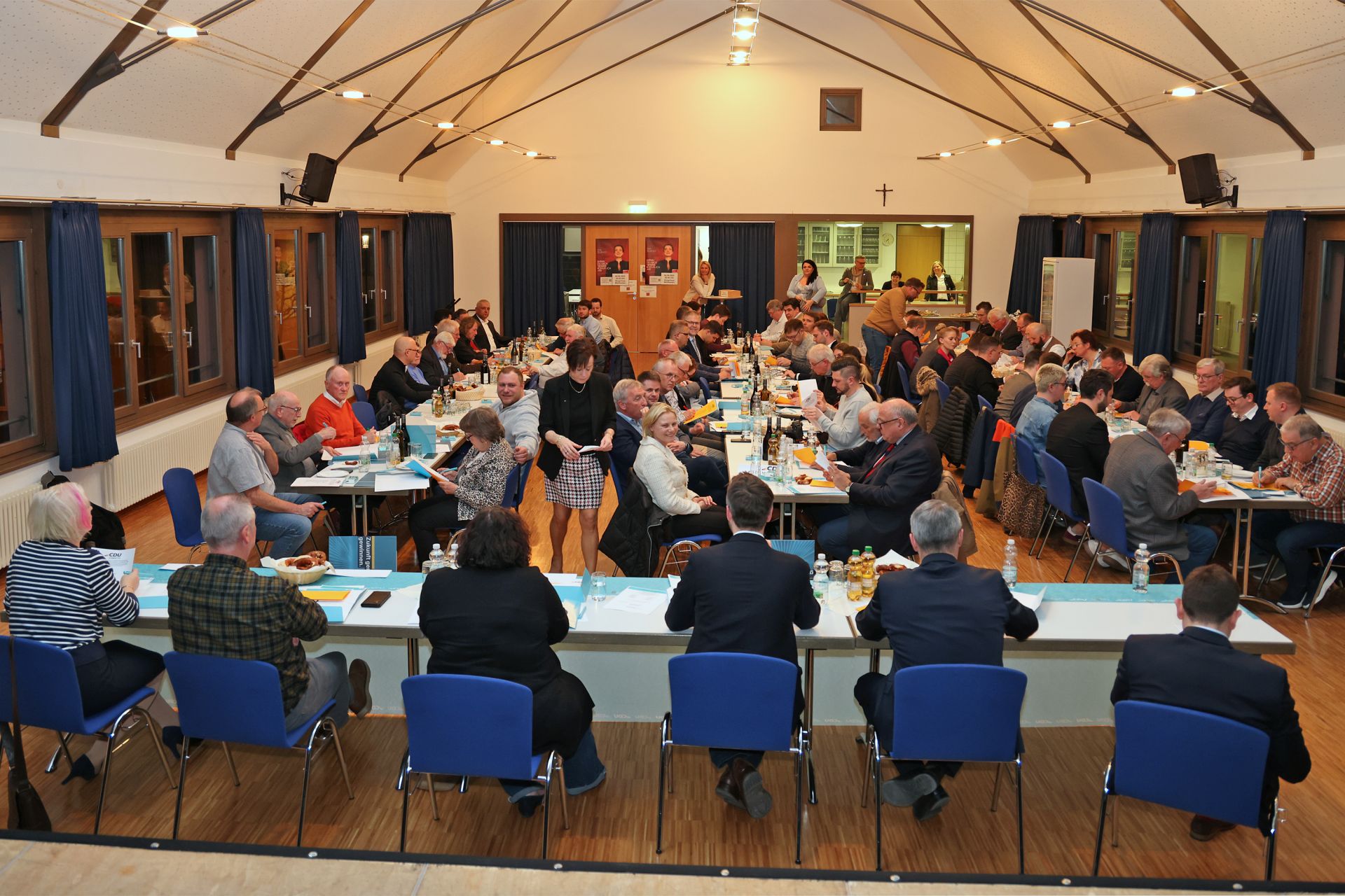 Blick auf das volle Bürgerhaus in Mühlhausen | Foto: Busse