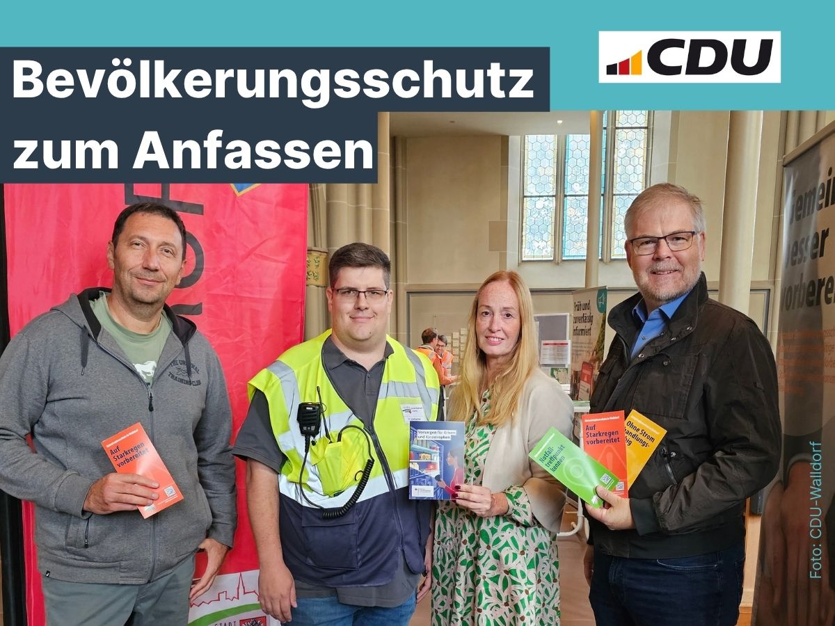 In der ev. Kirche erklärt Herr Liebscher Katrin Siebold, Dr. Clemens Kriesel und Alexander Pasko den Notfalltreffpunkt