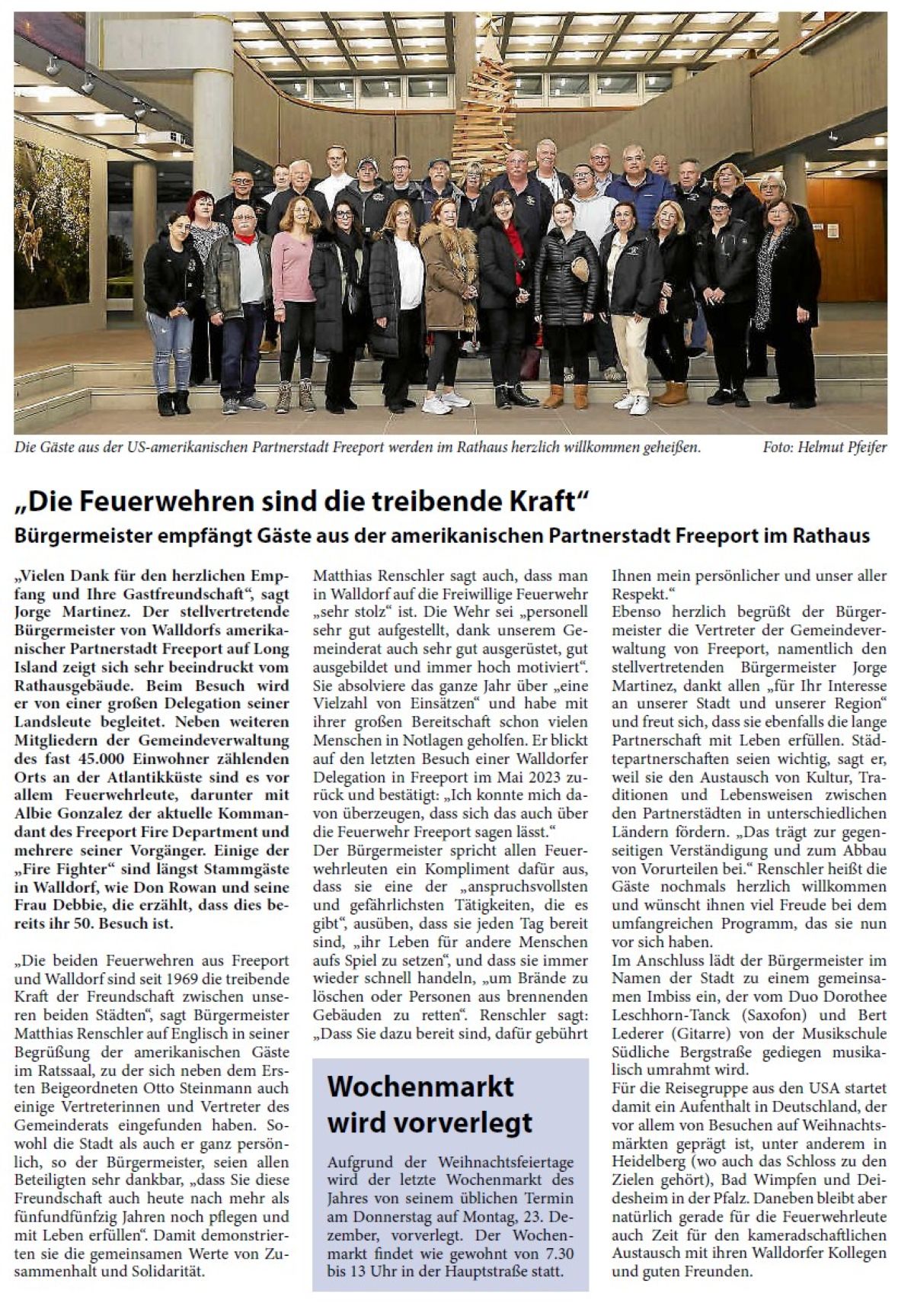 „Die Feuerwehren sind die treibende Kraft“ Bürgermeister empfängt Gäste aus der amerikanischen Partnerstadt Freeport im Rathaus „Vielen Dank für den herzlichen Empfang und Ihre Gastfreundschaft“, sagt Jorge Martinez. Der stellvertretende Bürgermeister von Walldorfs amerikanischer Partnerstadt Freeport auf Long Island zeigt sich sehr beeindruckt vom Rathausgebäude. Beim Besuch wird er von einer großen Delegation seiner Landsleute begleitet. Neben weiteren Mitgliedern der Gemeindeverwaltung des fast 45.000 Einwohner zählenden Orts an der Atlantikküste sind es vor allem Feuerwehrleute, darunter mit Albie Gonzalez der aktuelle Kommandant des Freeport Fire Department und mehrere seiner Vorgänger. Einige der „Fire Fighter“ sind längst Stammgäste in Walldorf, wie Don Rowan und seine Frau Debbie, die erzählt, dass dies bereits ihr 50. Besuch ist.