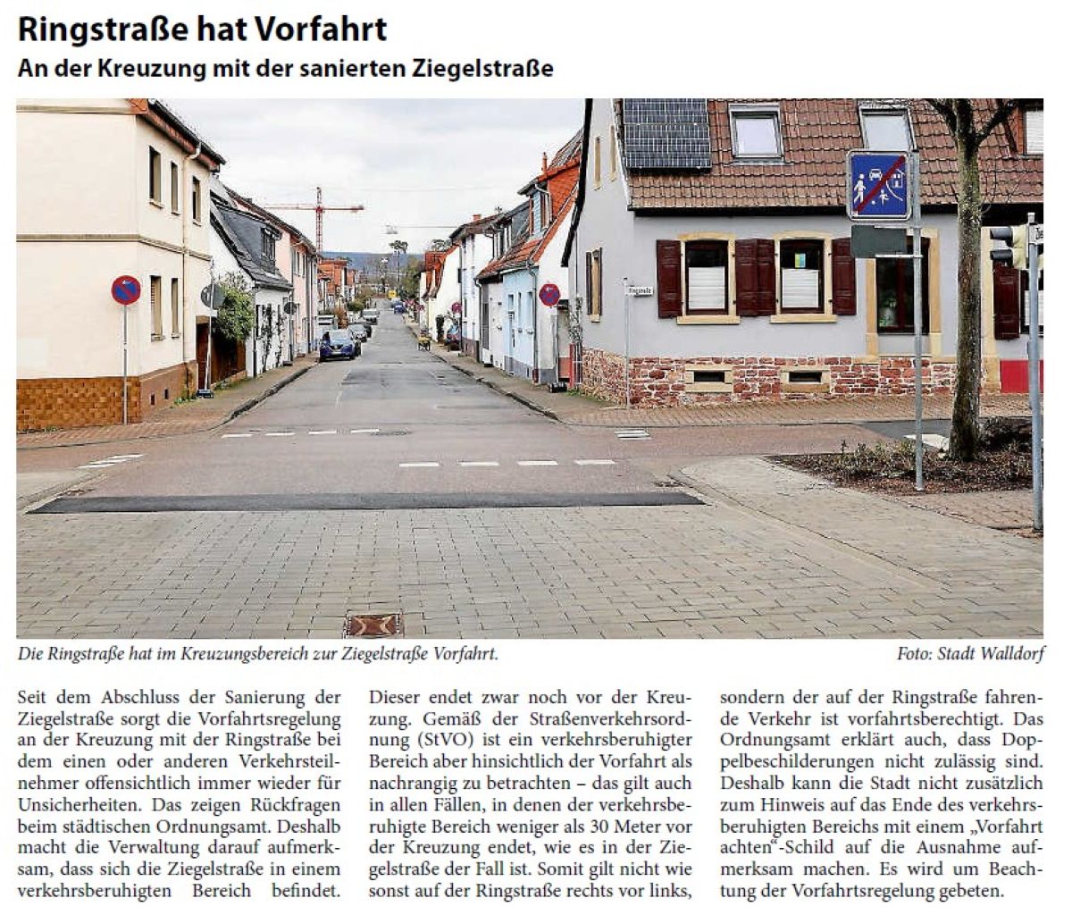 Seit dem Abschluss der Sanierung der Ziegelstraße sorgt die Vorfahrtsregelung an der Kreuzung mit der Ringstraße bei dem einen oder anderen Verkehrsteilnehmer offensichtlich immer wieder für Unsicherheiten. Das zeigen Rückfragen beim städtischen Ordnungsamt. Deshalb macht die Verwaltung darauf aufmerksam, dass sich die Ziegelstraße in einem verkehrsberuhigten Bereich befindet