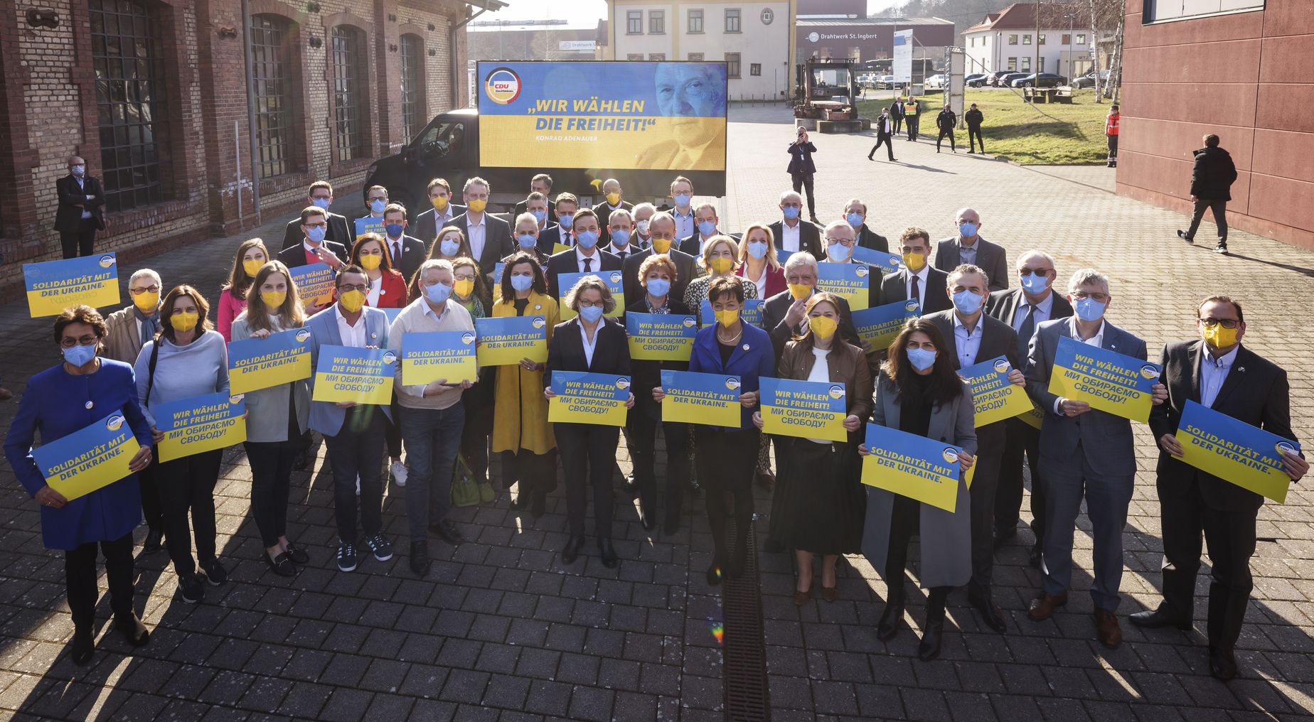 Der CDU-Bundesvorstand demonstriert am ersten Tag seiner zweitägigen Klausur im saarländischen St. Ingbert seine Verbundenheit und Solidarität mit dem ukrainischen Volk. (4.3.2022).