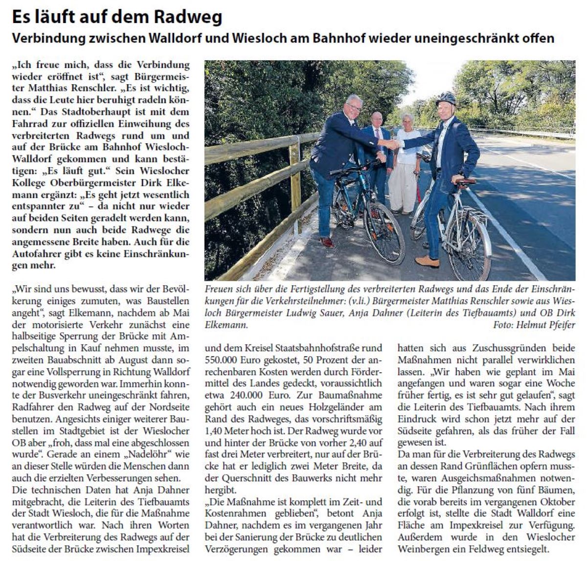 Es läuft auf dem Radweg Verbindung zwischen Walldorf und Wiesloch am Bahnhof wieder uneingeschränkt offen „Ich freue mich, dass die Verbindung wieder eröffnet ist“, sagt Bürgermeister Matthias Renschler. „Es ist wichtig, dass die Leute hier beruhigt radeln können.“ Das Stadtoberhaupt ist mit dem Fahrrad zur offiziellen Einweihung des verbreiterten Radwegs rund um und auf der Brücke am Bahnhof Wiesloch- Walldorf gekommen und kann bestätigen: „Es läuft gut.“ Sein Wieslocher Kollege Oberbürgermeister Dirk Elkemann ergänzt: „Es geht jetzt wesentlich entspannter zu“ – da nicht nur wieder auf beiden Seiten geradelt werden kann, sondern nun auch beide Radwege die angemessene Breite haben. Auch für die Autofahrer gibt es keine Einschränkungen mehr.