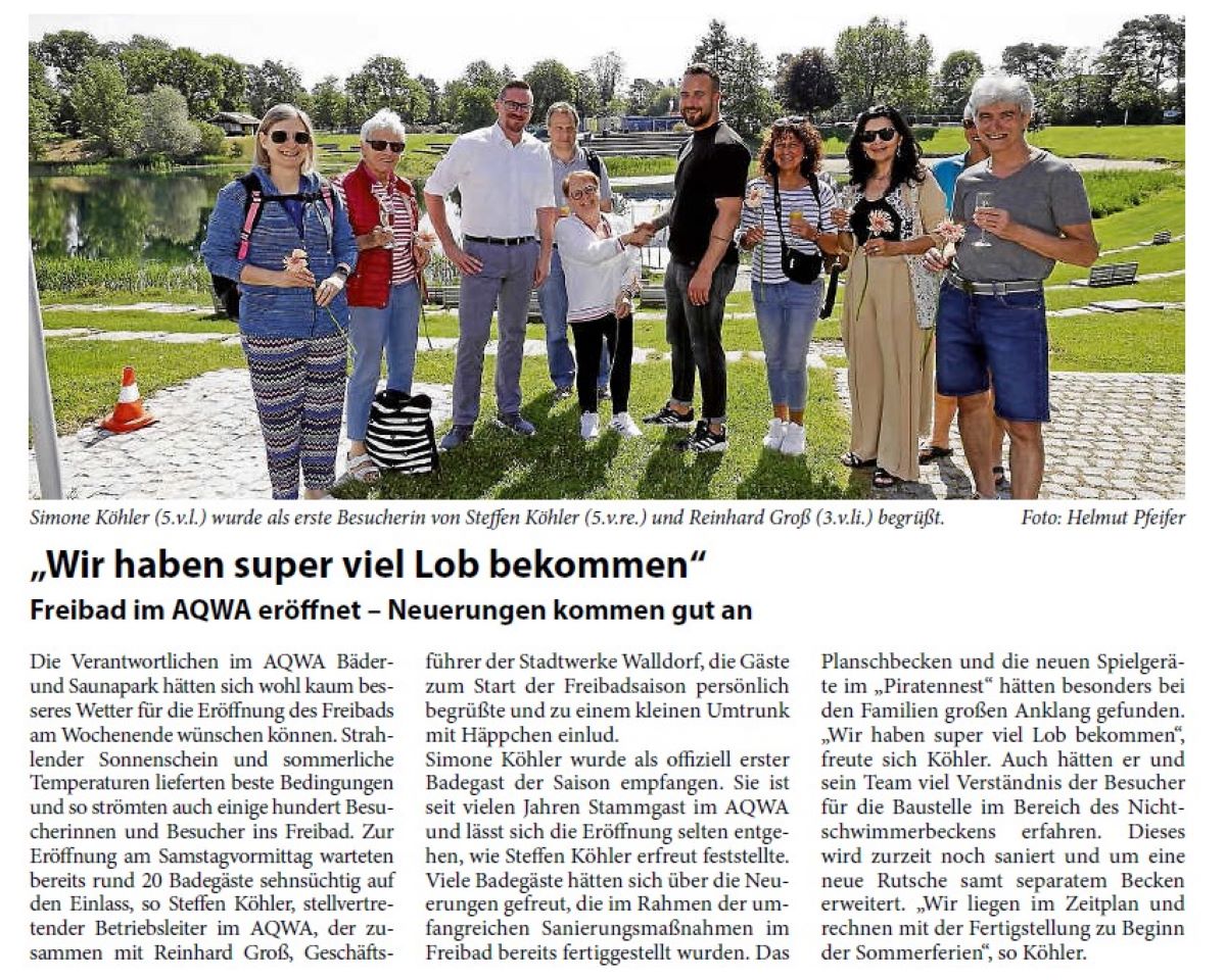 „Wir haben super viel Lob bekommen“ Freibad im AQWA eröffnet – Neuerungen kommen gut an Die Verantwortlichen im AQWA Bäderund Saunapark hätten sich wohl kaum besseres Wetter für die Eröffnung des Freibads am Wochenende wünschen können. Strahlender Sonnenschein und sommerliche Temperaturen lieferten beste Bedingungen und so strömten auch einige hundert Besucherinnen und Besucher ins Freibad. Zur Eröffnung am Samstagvormittag warteten bereits rund 20 Badegäste sehnsüchtig auf den Einlass, so Steffen Köhler, stellvertretender Betriebsleiter im AQWA, der zusammen mit Reinhard Groß, Geschäftsführer der Stadtwerke Walldorf, die Gäste zum Start der Freibadsaison persönlich begrüßte und zu einem kleinen Umtrunk mit Häppchen einlud.