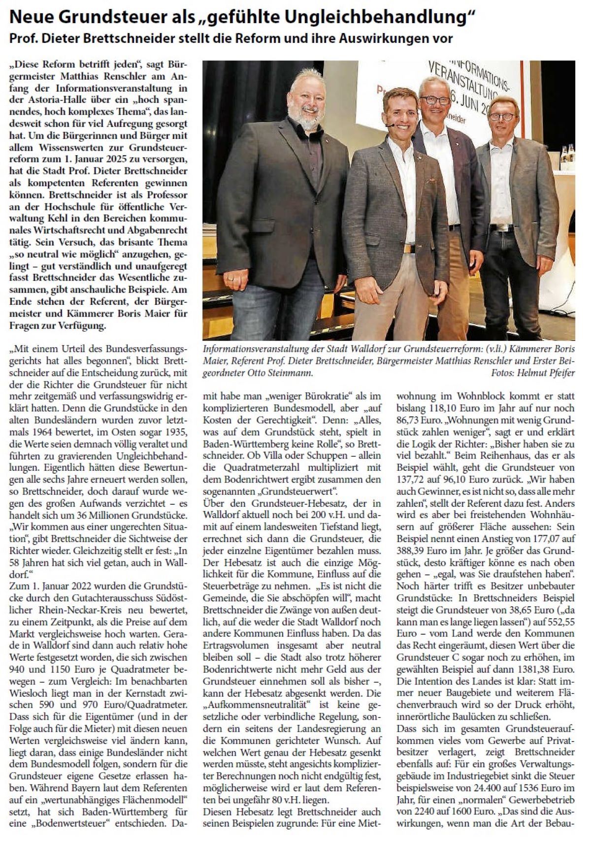 Neue Grundsteuer als „gefühlte Ungleichbehandlung“ Prof. Dieter Brettschneider stellt die Reform und ihre Auswirkungen vor „Diese Reform betrifft jeden“, sagt Bürgermeister Matthias Renschler am Anfang der Informationsveranstaltung in der Astoria-Halle über ein „hoch spannendes, hoch komplexes Thema“, das landesweit schon für viel Aufregung gesorgt hat. Um die Bürgerinnen und Bürger mit allem Wissenswerten zur Grundsteuerreform zum 1. Januar 2025 zu versorgen, hat die Stadt Prof. Dieter Brettschneider als kompetenten Referenten gewinnen können. Brettschneider ist als Professor an der Hochschule für öffentliche Verwaltung Kehl in den Bereichen kommunales Wirtschaftsrecht und Abgabenrecht tätig. Sein Versuch, das brisante Thema „so neutral wie möglich“ anzugehen, gelingt – gut verständlich und unaufgeregt fasst Brettschneider das Wesentliche zusammen, gibt anschauliche Beispiele. Am Ende stehen der Referent, der Bürgermeister und Kämmerer Boris Maier für Fragen zur Verfügung.