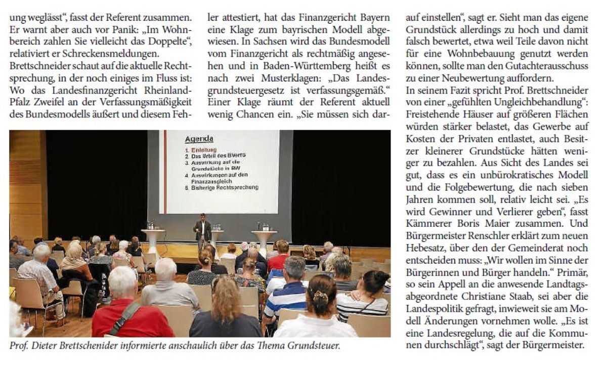 Neue Grundsteuer als „gefühlte Ungleichbehandlung“ Prof. Dieter Brettschneider stellt die Reform und ihre Auswirkungen vor „Diese Reform betrifft jeden“, sagt Bürgermeister Matthias Renschler am Anfang der Informationsveranstaltung in der Astoria-Halle über ein „hoch spannendes, hoch komplexes Thema“, das landesweit schon für viel Aufregung gesorgt hat. Um die Bürgerinnen und Bürger mit allem Wissenswerten zur Grundsteuerreform zum 1. Januar 2025 zu versorgen, hat die Stadt Prof. Dieter Brettschneider als kompetenten Referenten gewinnen können. Brettschneider ist als Professor an der Hochschule für öffentliche Verwaltung Kehl in den Bereichen kommunales Wirtschaftsrecht und Abgabenrecht tätig. Sein Versuch, das brisante Thema „so neutral wie möglich“ anzugehen, gelingt – gut verständlich und unaufgeregt fasst Brettschneider das Wesentliche zusammen, gibt anschauliche Beispiele. Am Ende stehen der Referent, der Bürgermeister und Kämmerer Boris Maier für Fragen zur Verfügung.