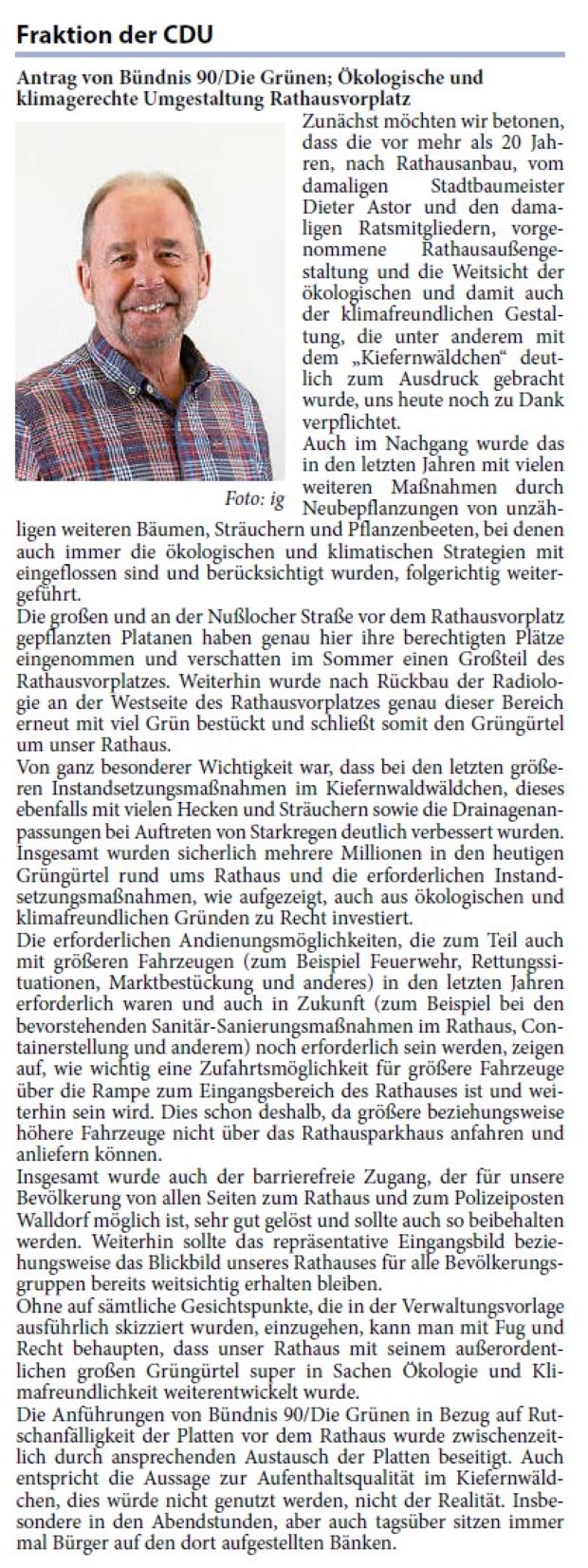 Antrag von Bündnis 90/Die Grünen; Ökologische und klimagerechte Umgestaltung Rathausvorplatz Zunächst möchten wir betonen, dass die vor mehr als 20 Jahren, nach Rathausanbau, vom damaligen Stadtbaumeister Dieter Astor und den damaligen Ratsmitgliedern, vorgenommene Rathausaußengestaltung und die Weitsicht der ökologischen und damit auch der klimafreundlichen Gestaltung, die unter anderem mit dem „Kiefernwäldchen“ deutlich zum Ausdruck gebracht wurde, uns heute noch zu Dank verpflichtet.