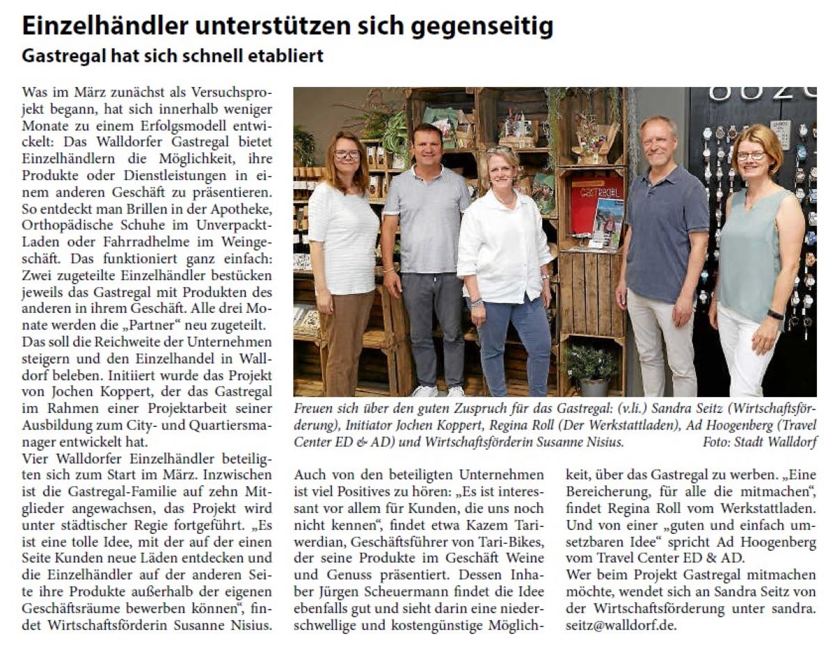 Einzelhändler unterstützen sich gegenseitig Gastregal hat sich schnell etabliert Was im März zunächst als Versuchsprojekt begann, hat sich innerhalb weniger Monate zu einem Erfolgsmodell entwickelt: Das Walldorfer Gastregal bietet Einzelhändlern die Möglichkeit, ihre Produkte oder Dienstleistungen in einem anderen Geschäft zu präsentieren. So entdeckt man Brillen in der Apotheke, Orthopädische Schuhe im Unverpackt- Laden oder Fahrradhelme im Weingeschäft. Das funktioniert ganz einfach: Zwei zugeteilte Einzelhändler bestücken jeweils das Gastregal mit Produkten des anderen in ihrem Geschäft. Alle drei Monate werden die „Partner“ neu zugeteilt. Das soll die Reichweite der Unternehmen steigern und den Einzelhandel in Walldorf beleben. Initiiert wurde das Projekt von Jochen Koppert, der das Gastregal im Rahmen einer Projektarbeit seiner Ausbildung zum City- und Quartiersmanager entwickelt hat.