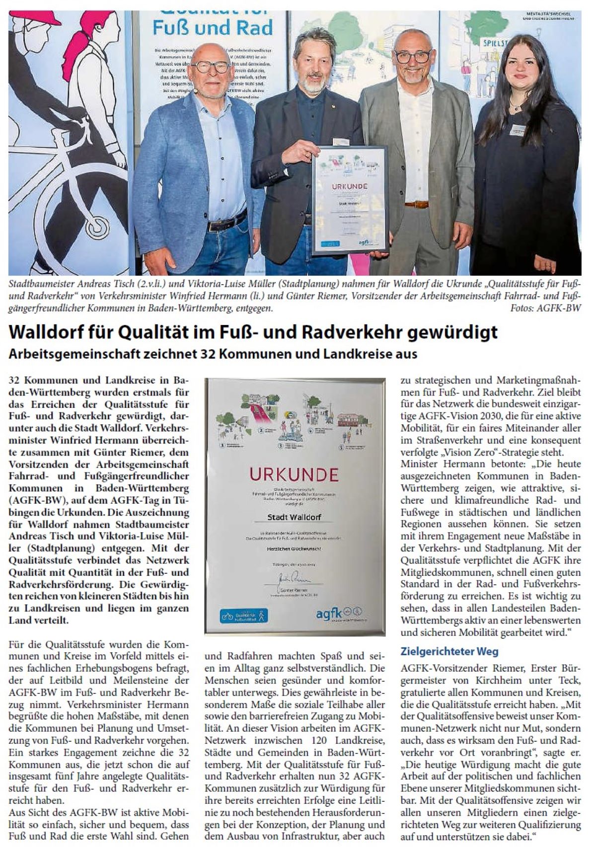 Walldorf für Qualität im Fuß- und Radverkehr gewürdigt Arbeitsgemeinschaft zeichnet 32 Kommunen und Landkreise aus 32 Kommunen und Landkreise in Baden- Württemberg wurden erstmals für das Erreichen der Qualitätsstufe für Fuß- und Radverkehr gewürdigt, darunter auch die Stadt Walldorf. Verkehrsminister Winfried Hermann überreichte zusammen mit Günter Riemer, dem Vorsitzenden der Arbeitsgemeinschaft Fahrrad- und Fußgängerfreundlicher Kommunen in Baden-Württemberg (AGFK-BW), auf dem AGFK-Tag in Tübingen die Urkunden. Die Auszeichnung für Walldorf nahmen Stadtbaumeister Andreas Tisch und Viktoria-Luise Müller (Stadtplanung) entgegen. Mit der Qualitätsstufe verbindet das Netzwerk Qualität mit Quantität in der Fuß- und Radverkehrsförderung. Die Gewürdigten reichen von kleineren Städten bis hin zu Landkreisen und liegen im ganzen Land verteilt.