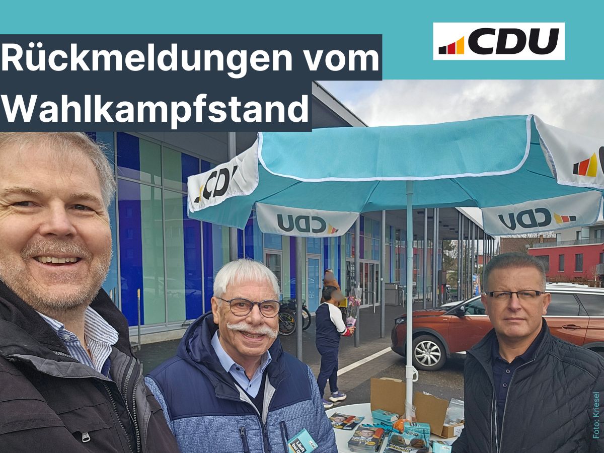 Dr. Clemens Kriesel, Hans Baron von Spl�nyi und Agim Berisha am Infosstand beim EDEKA in der Bahnhofstra�e.