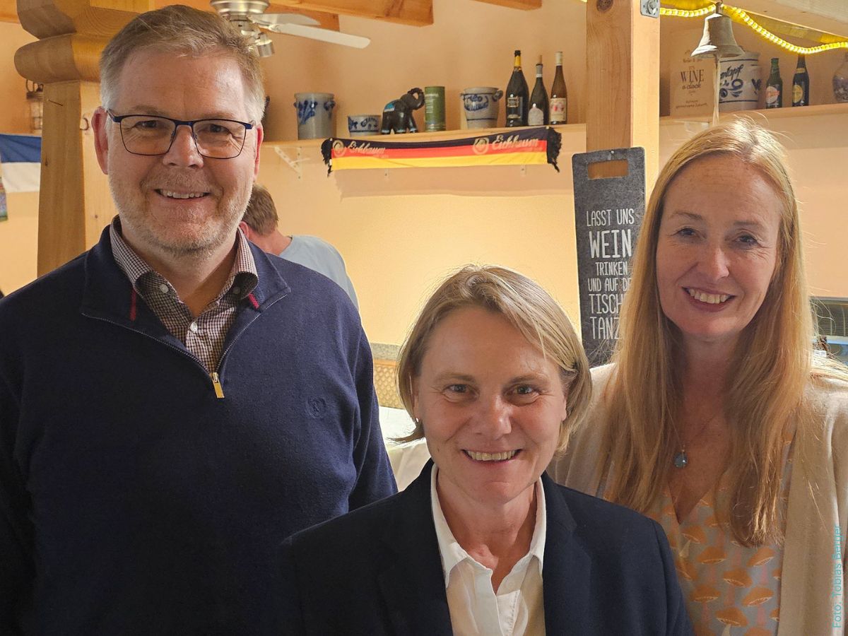 Gratulation am Wahlabend: Katrin Siebold und Dr. Clemens Kriesel �bermitteln Christiane Staab die Gl�ckw�nsche der CDU Walldorf zum Gewinn des Direktmandats im Wahlkreis Wiesloch.

