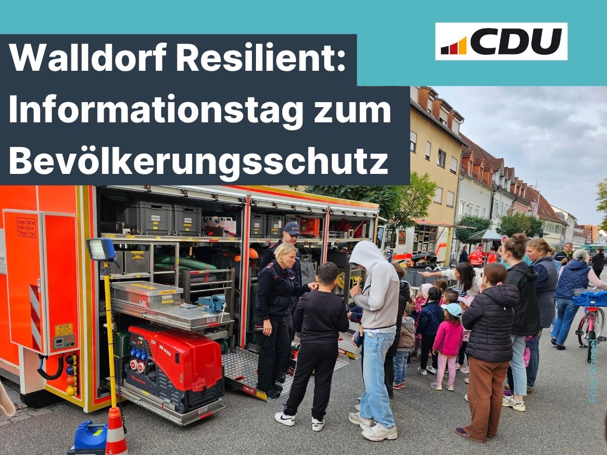 Der Abrollcontainer der Feuerwehr wird von Christiane Staab am Informationstag zum Bev�lkerungsschutz vorgestellt | Foto: Kriesel