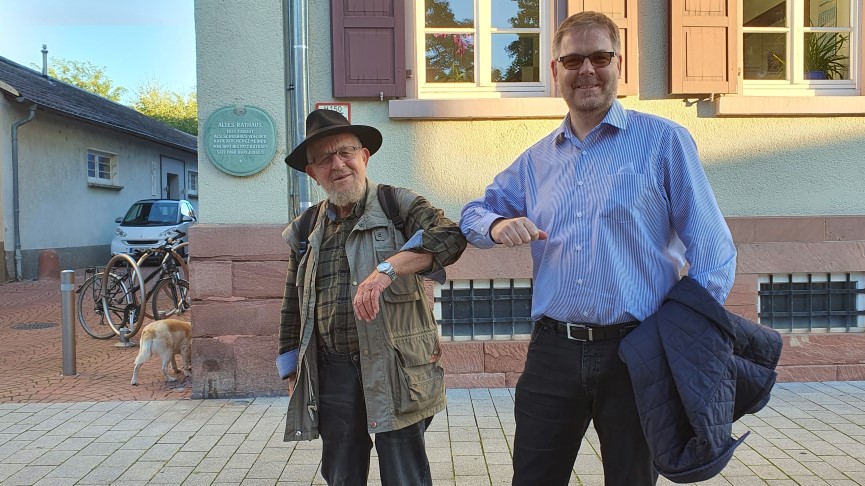 Dr. Clemens Kriesel (rechts) trifft Ulrich Knäble (links) vor dem alten Rathaus | Foto: Thomas Förster