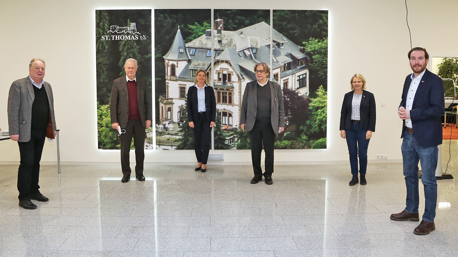 Auf dem Foto von links nach rechts: Prof. Dr. Gustav Rückemann (Therapeutischer Leiter), Minister a.D. Gerhard Stratthaus, Ilona Krotz (Geschäftsführerin), Prof. Dr. Frank Brecht (Vorstand und ärztlicher Leiter)
sowie die beiden CDU-Landtagsabgeordneten 