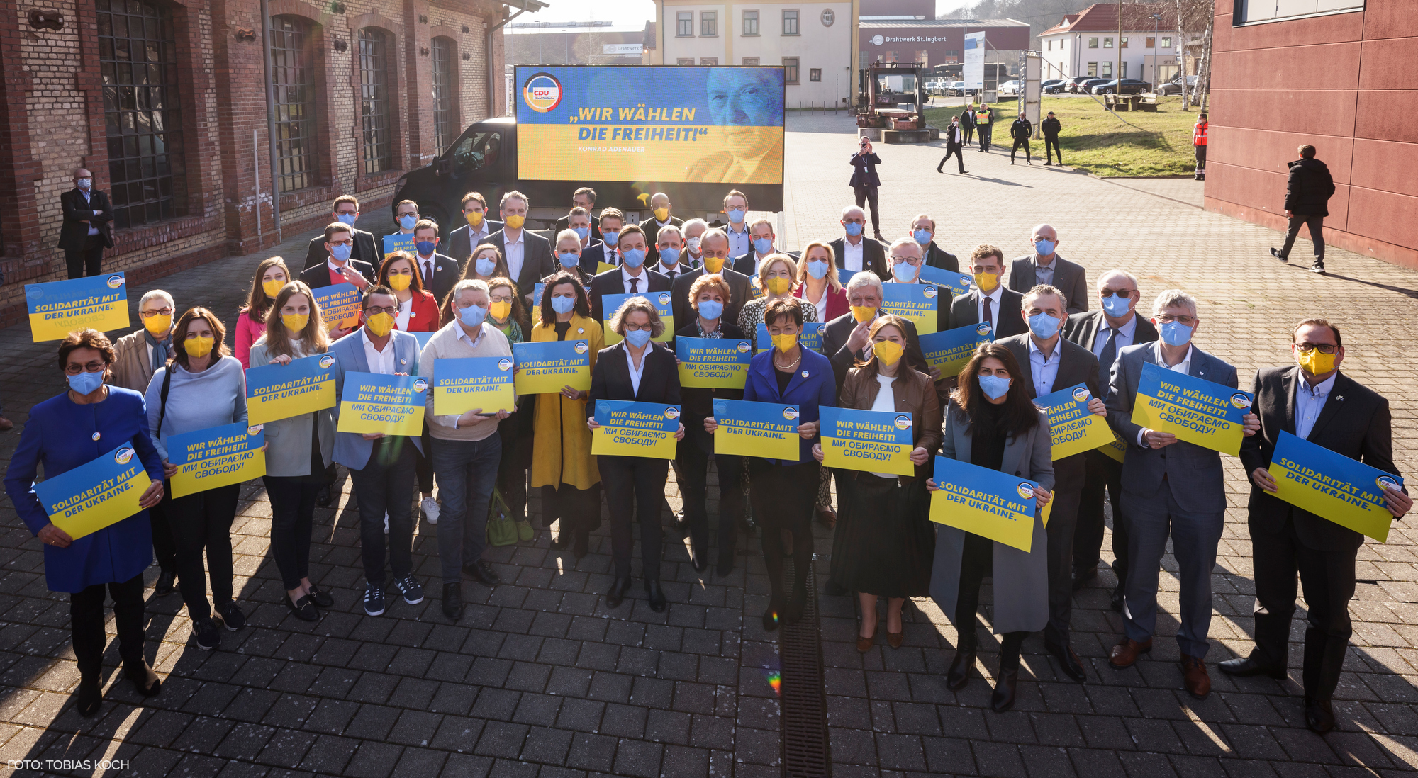 Der CDU-Bundesvorstand demonstriert am ersten Tag seiner zweitägigen Klausur im saarländischen St. Ingbert seine Verbundenheit und Solidarität mit dem ukrainischen Volk. (4.3.2022) | Foto: CDU / Tobias Koch