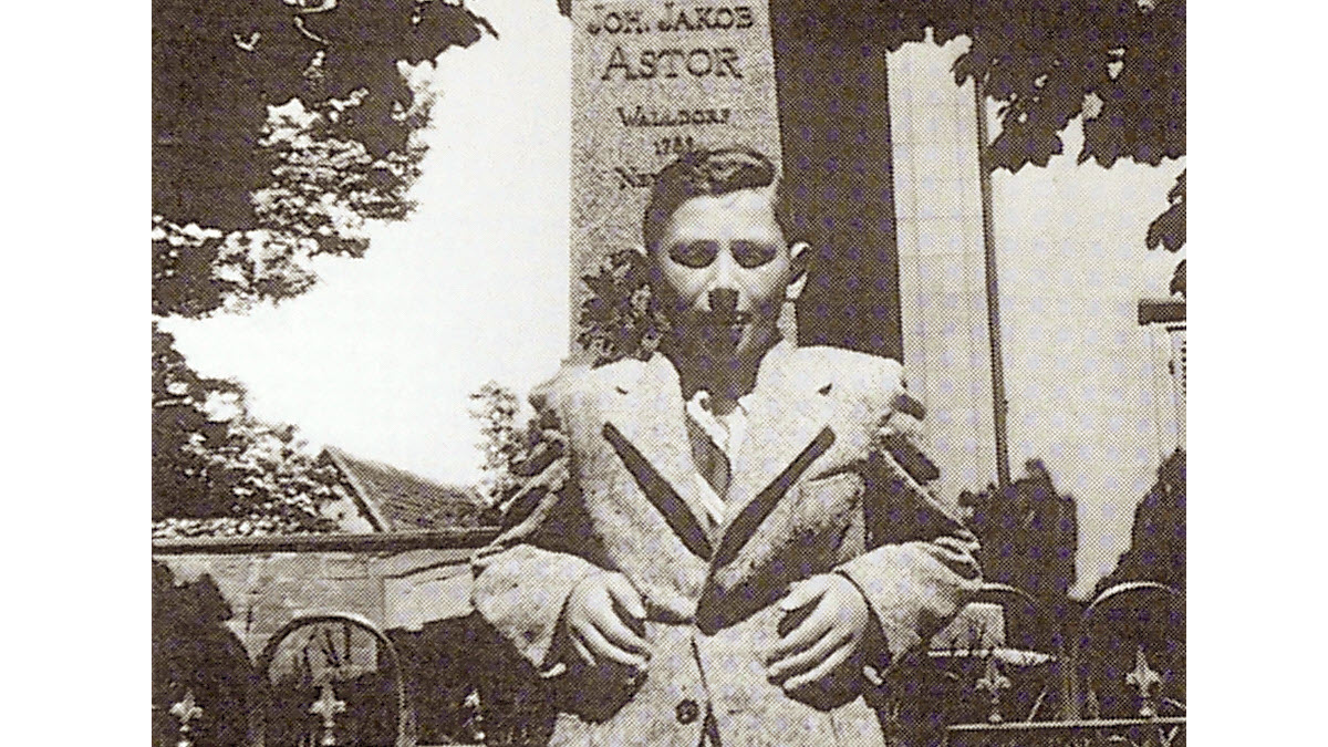 Kurt Klein 1937 in Walldorf vor dem Denkmal für Johan Jakob Astor | Fotoquelle: https://kurt-klein.de/emigration-nach-amerika/
