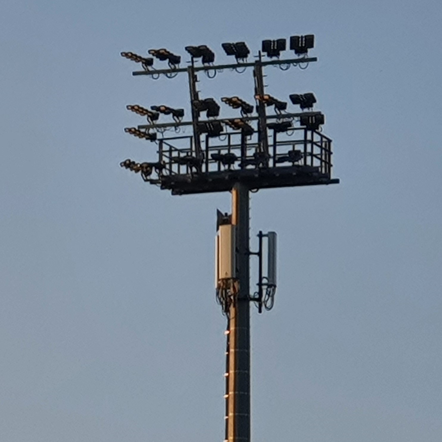 Mobilfunk in Walldorf: Hier der Mast an der Flutlichtanlage | Foto: Dr. Clemens Kriesel