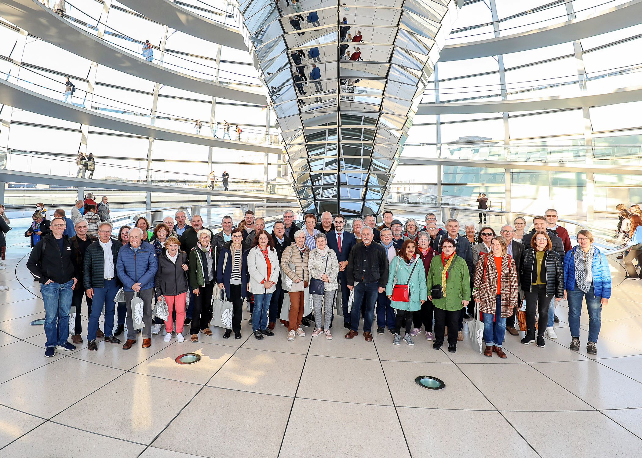 Im Anschluss des Gesprächs mit Moritz Oppelt MdB, ließ es sich der Parlamentarier nicht nehmen, mit seinen Besucherinnen und Besuchern ein Bild in der Kuppel des Reichstagsgebäudes zu machen | Foto: Christine Fischer