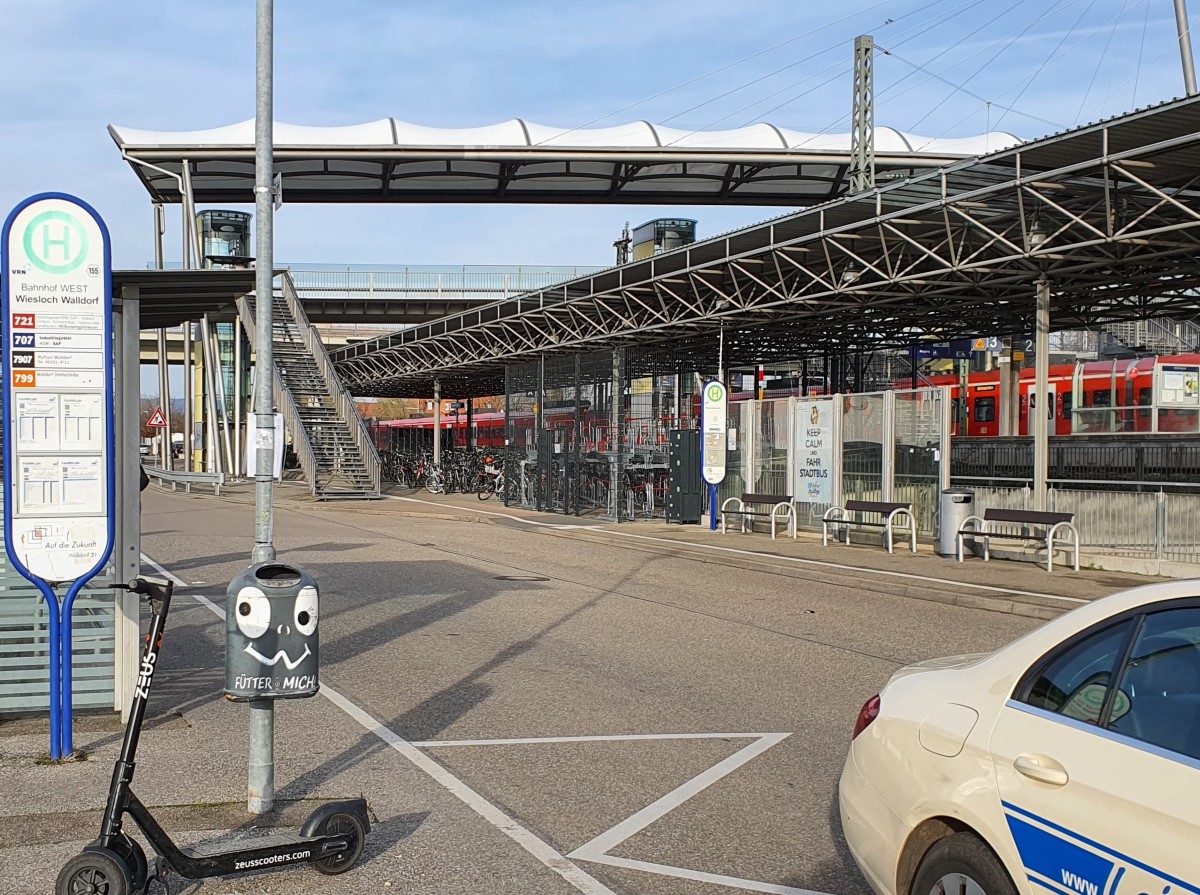 Der Bahnhof Walldorf-Wiesloch mit vielen Mobilitätsalternativen: Bus, E-Scooter, Taxi, etc. | Foto: Dr. Clemens Kriesel