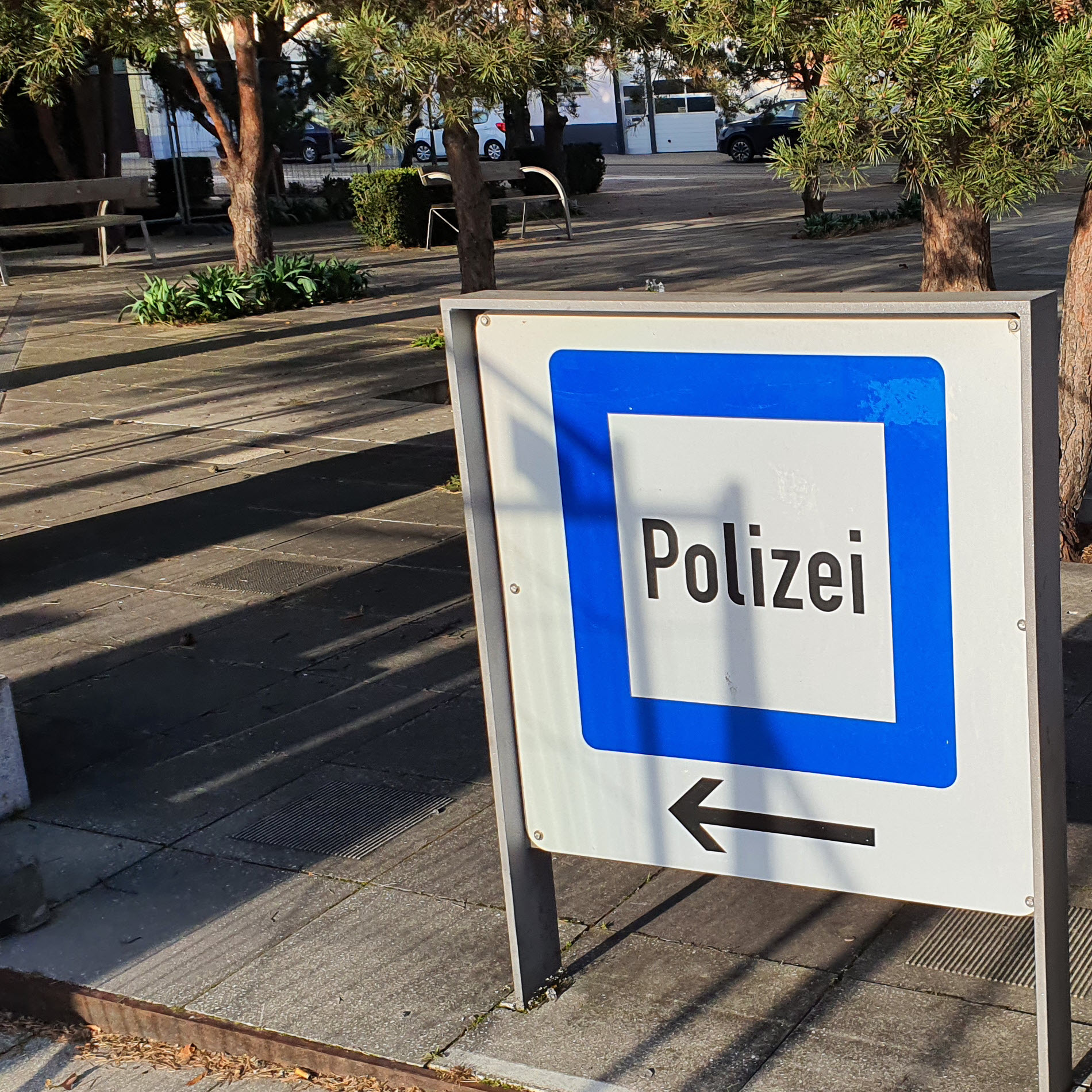 Polizei-Wegweiser am Rathaus | Foto: Dr. Clemens Kriesel