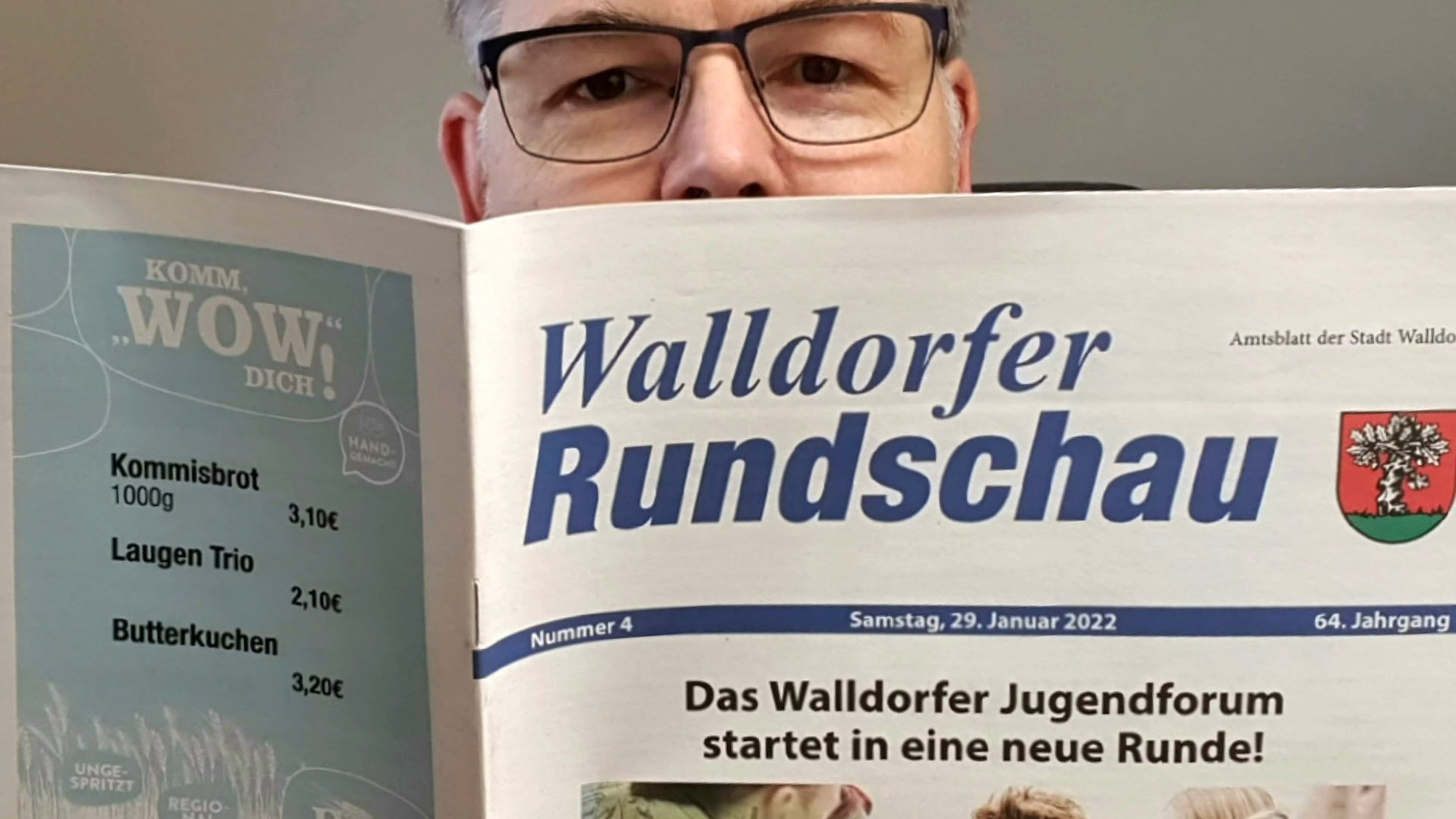 Dr. Clemens Kriesel liest die Walldorfer Rundschau - Nummer 4 ,2022 | Foto: Selbst