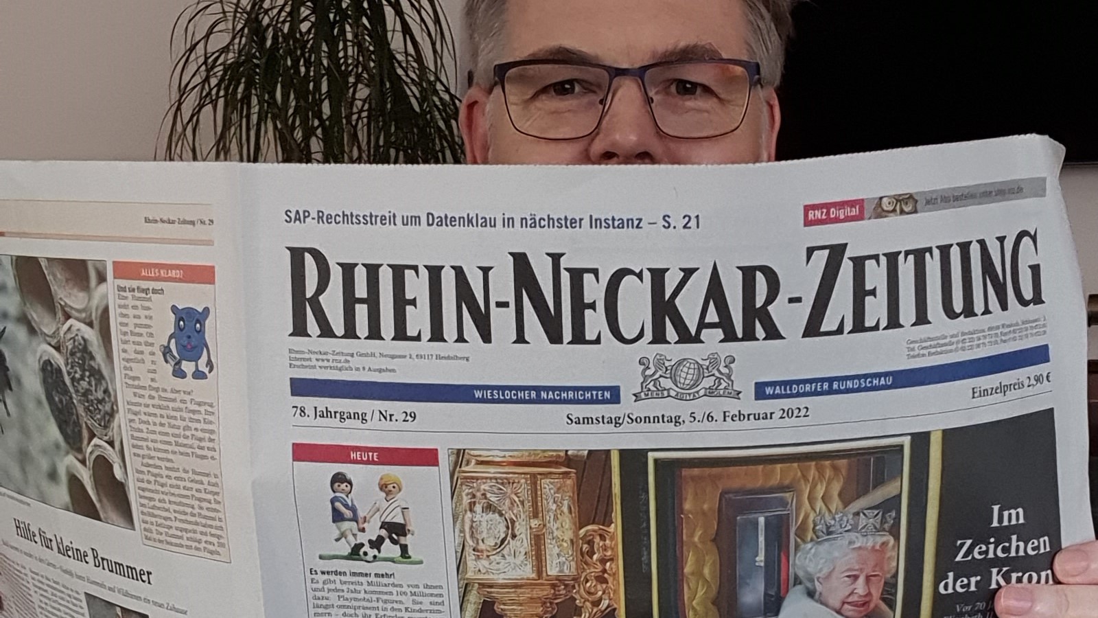 Dr. Clemens Kriesel liest die Rhein-Neckar-Zeitung im Februar 2022 | Foto: selbst
